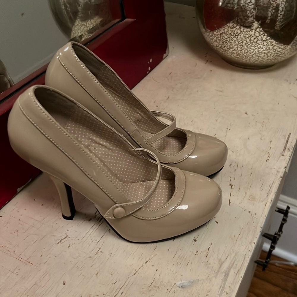 Pin Up Couture Nude Mary Jane Heels in Patent Leather